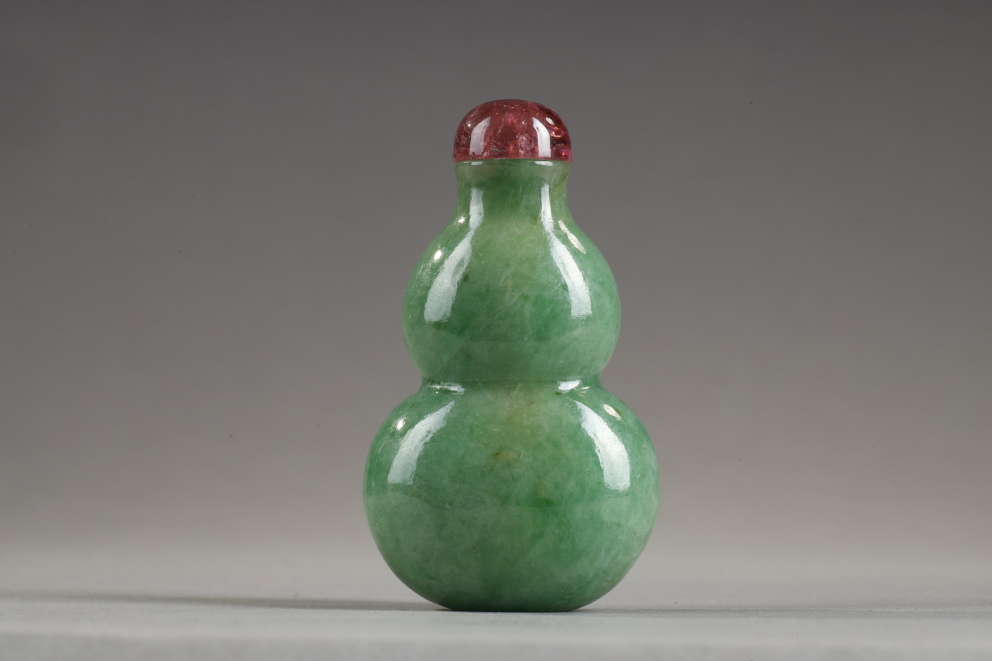 Double-shaped snuff bottle in green apple jadeite China 1780/1850